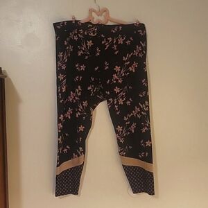 Torrid Womy Black/Blush Pink Floral Leggings, Diamond Pattern on Bottom, Size: 4